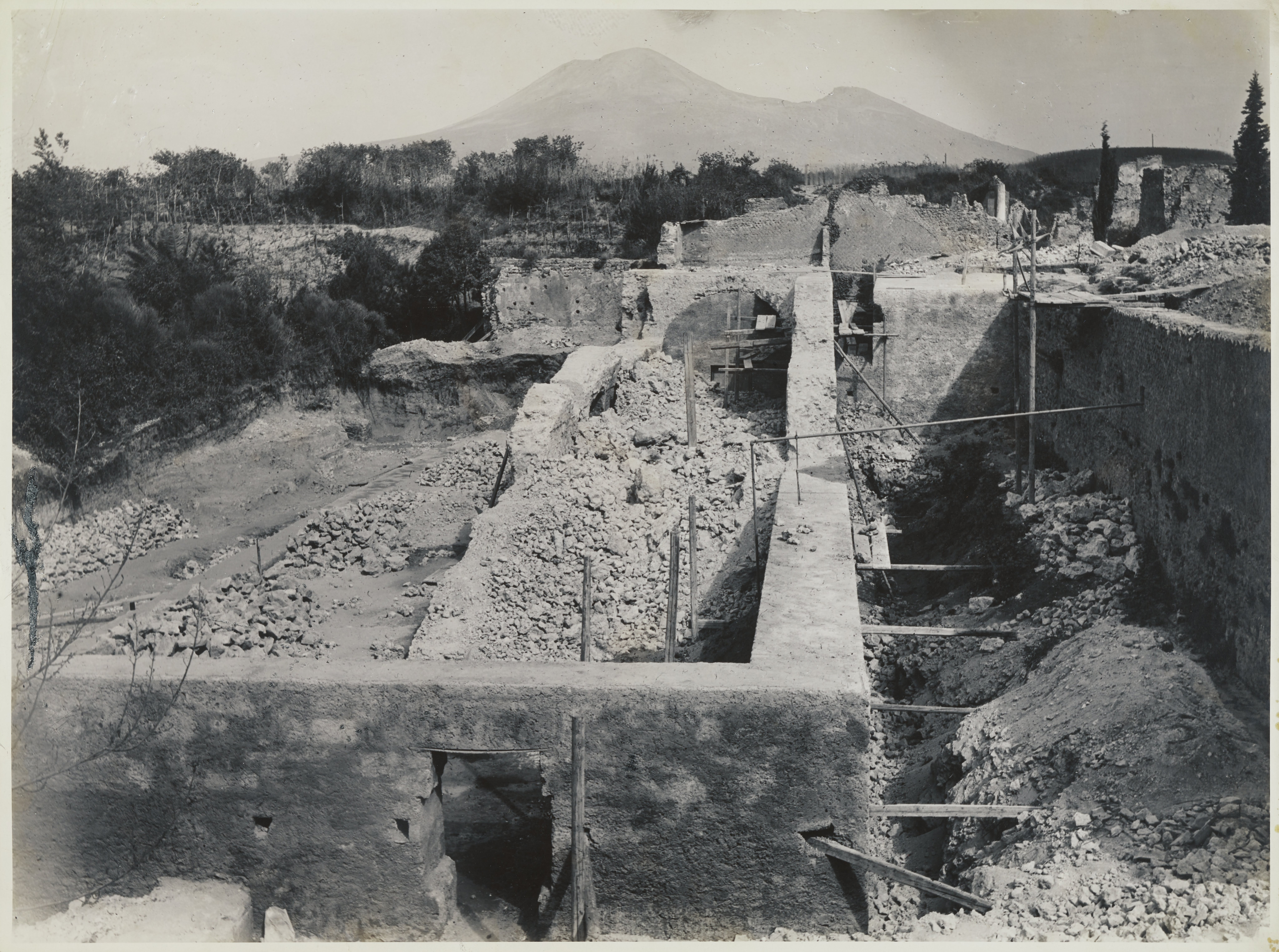 Fotografo non identificato, Pompei - Scavi archeologici, Antiquarium durante i lavori di restauro, 1941-1960, gelatina ai sali d'argento, MPI6059584