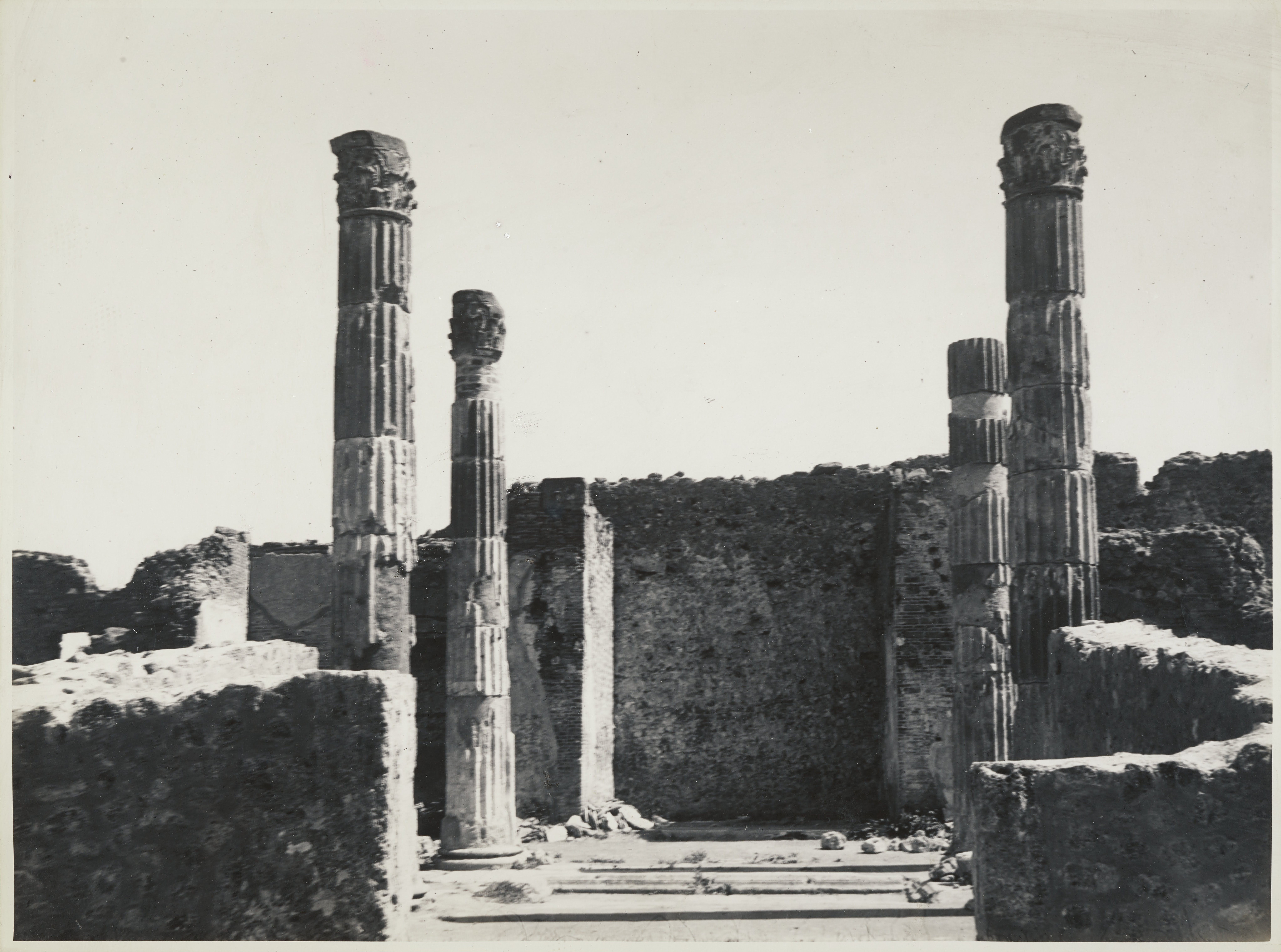 Fotografo non identificato, Pompei - Scavi archeologici, Casa del Fauno, colonne dell'atrio dopo il restauro, 1941-1960, gelatina ai sali d'argento, MPI6059590