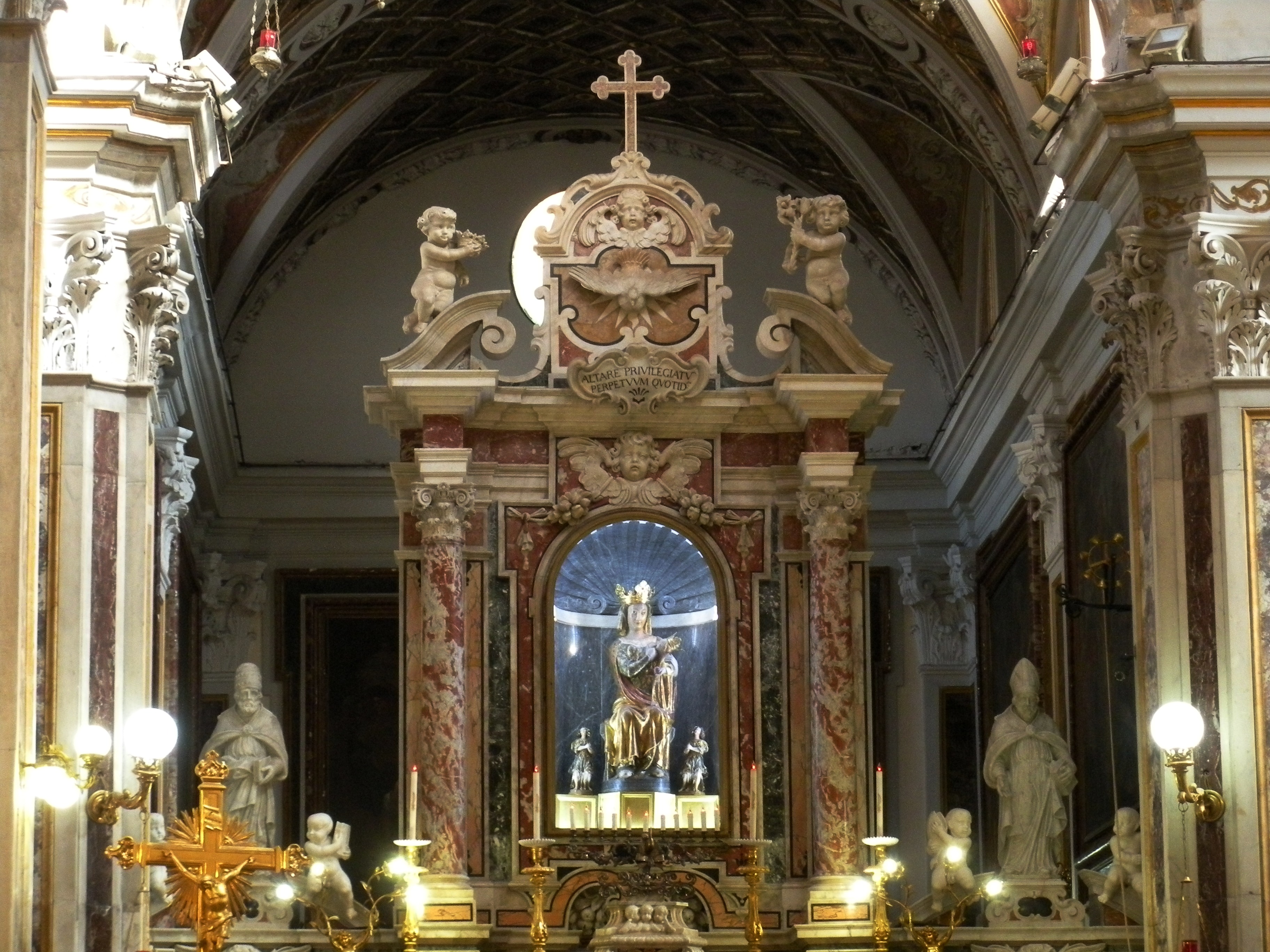 Dommaria, Basilica di Santa Maria a Pugliano, Ercolano: l'altare maggiore con la statua lignea della Madonna di Pugliano del XIV secolo, 2014, fotografia digitale
