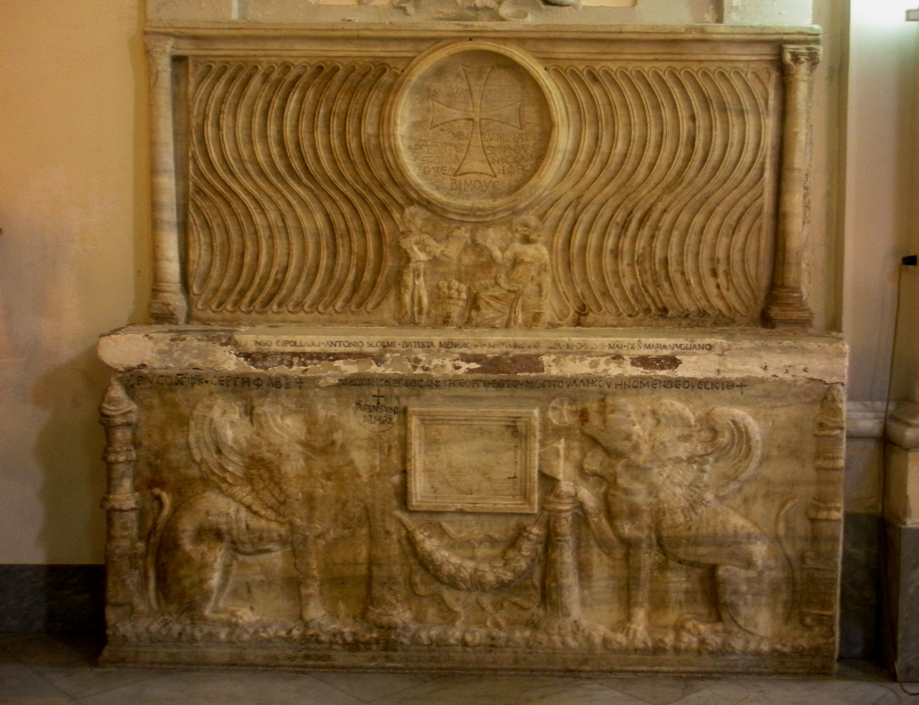 Dommaria, Basilica di Santa Maria a Pugliano, Ercolano: i due sarcofagi del II (inferiore) e IV (superiore) secolo d.C, 2014, fotografia digitale