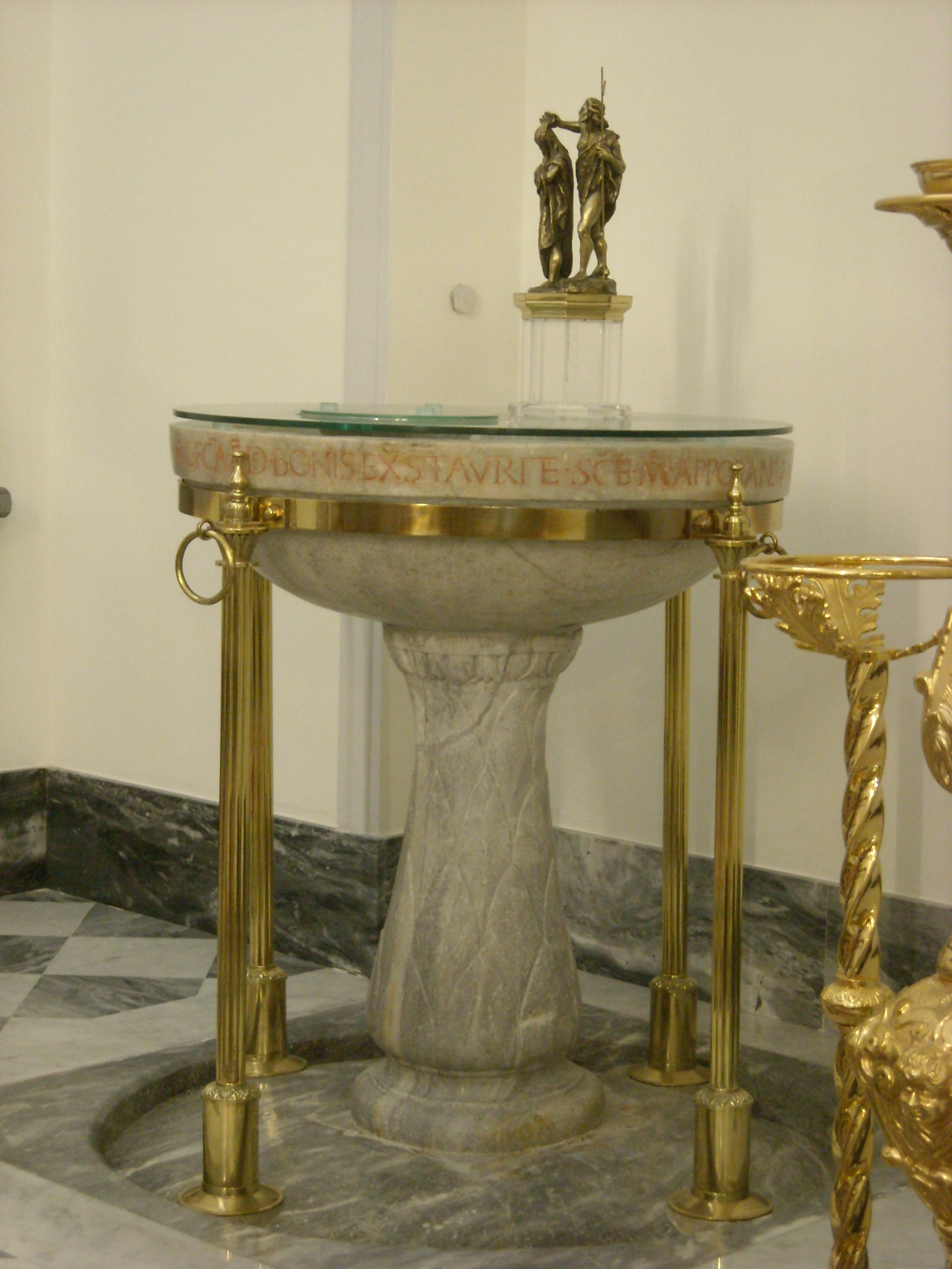 Dommaria, Basilica di Santa Maria a Pugliano, Ercolano: la fonte battesimale in marmo del 1425, 2014, fotografia digitale