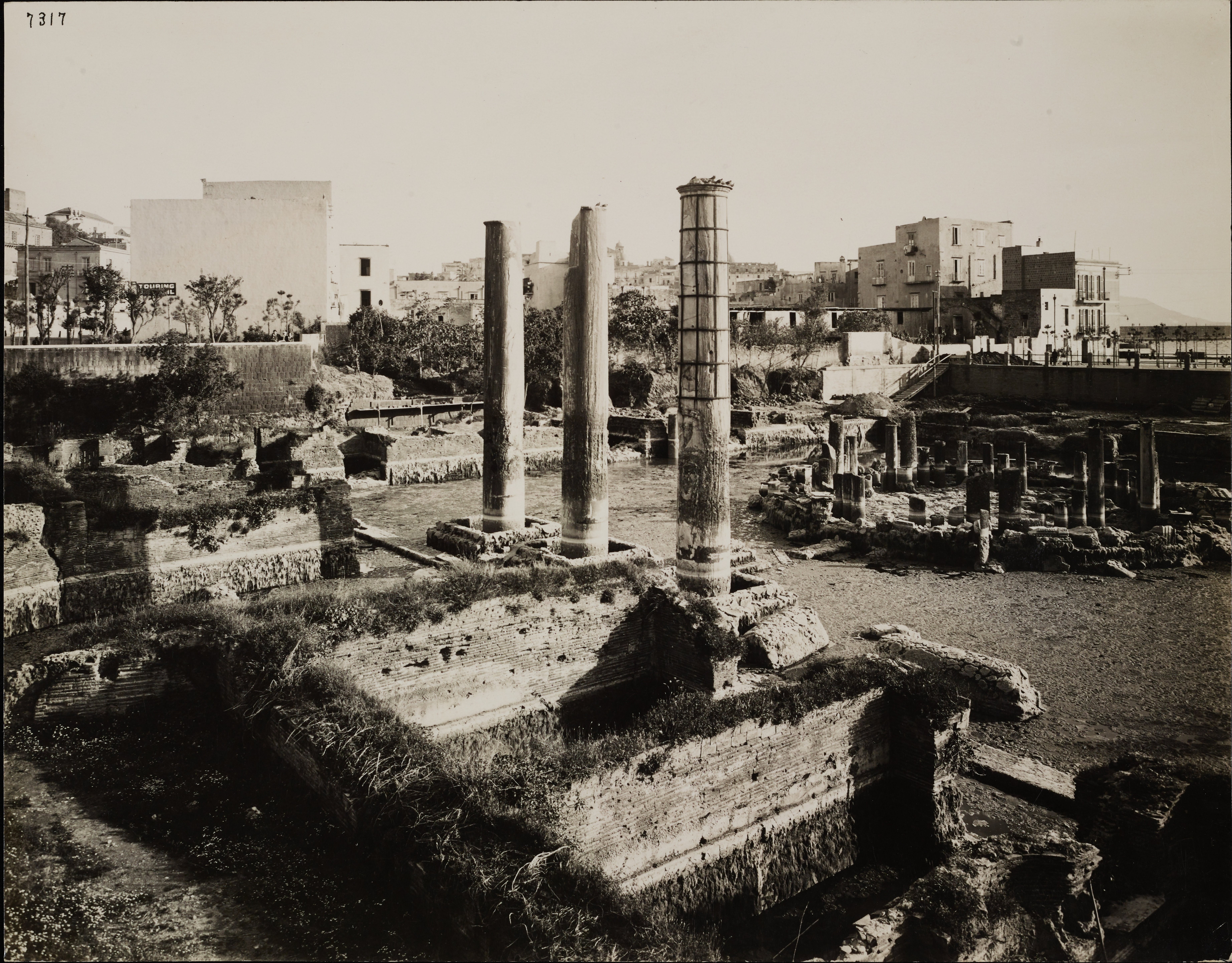 Fotografo non identificato, Pozzuoli - Tempio di Serapide o Macellum, resti di colonne durante i lavori di prosciugamento, 1901-1925, gelatina ai sali d'argento, MPI6014277