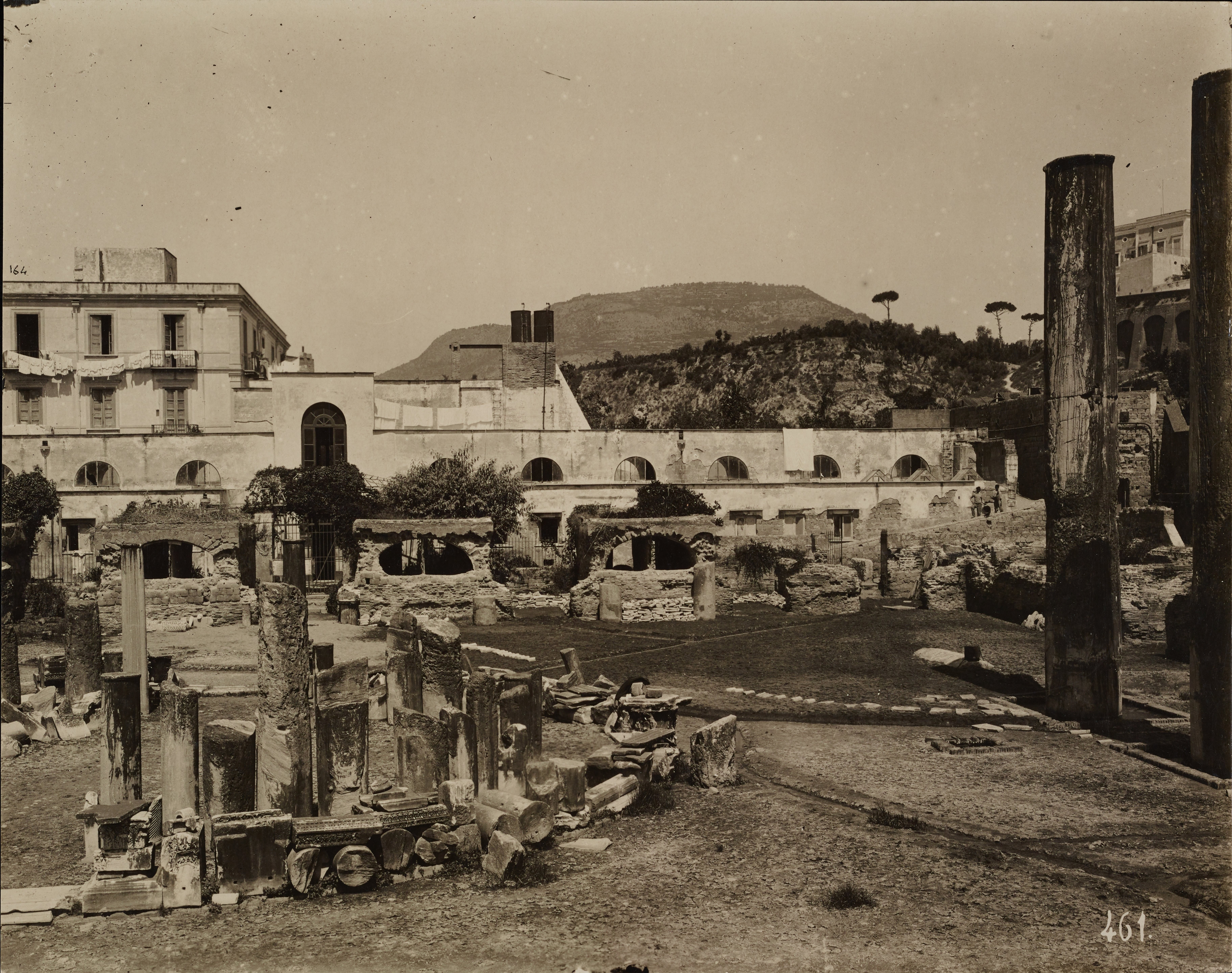 Fotografo non identificato, Pozzuoli - Tempio di Serapide o Macellum, colonne e frammenti scultorei, 1926-1950, gelatina ai sali d'argento, MPI6014279