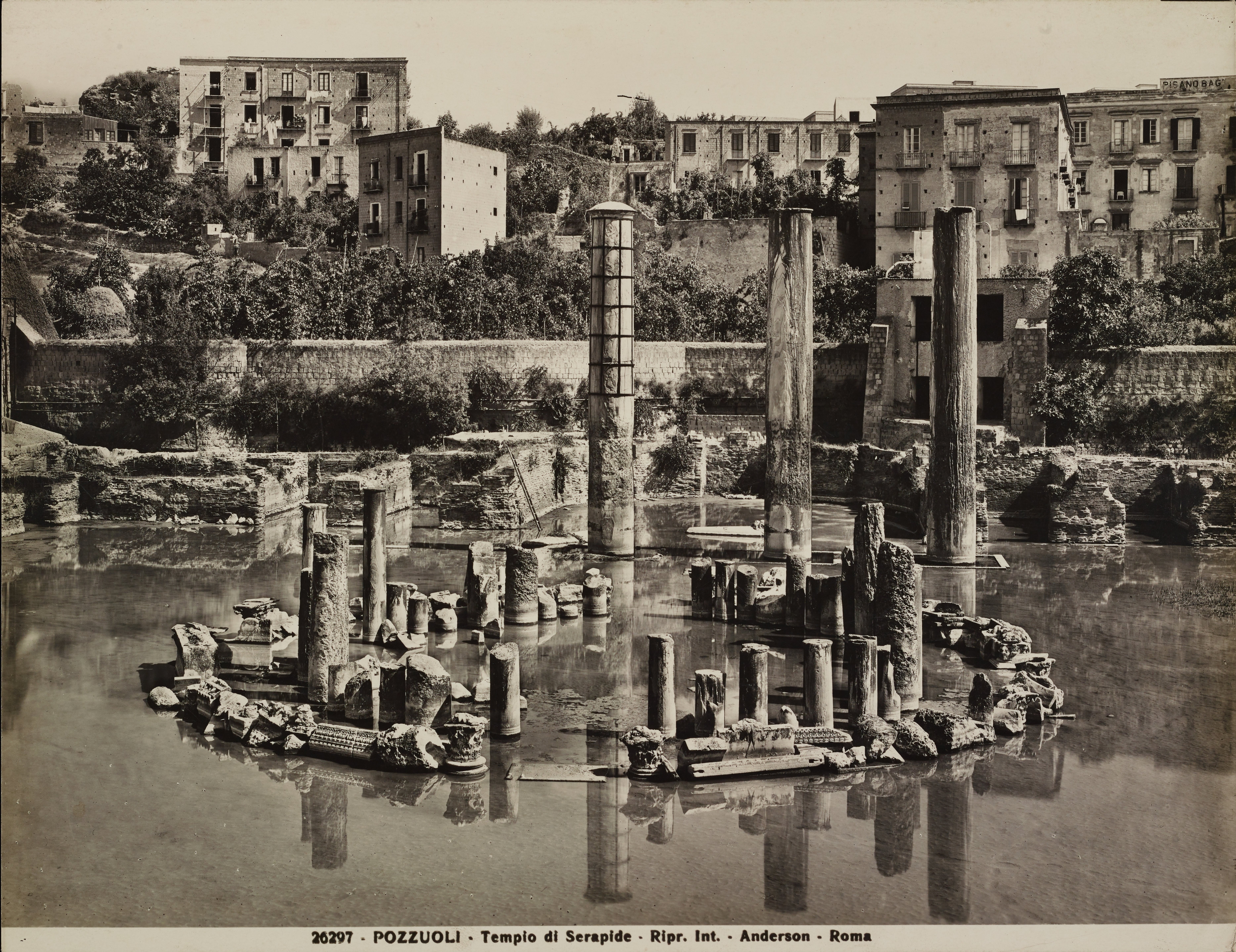 Anderson, Pozzuoli - Tempio di Serapide o Macellum, colonne e frammenti scultorei, 1901-1925, gelatina ai sali d'argento, MPI6014283
