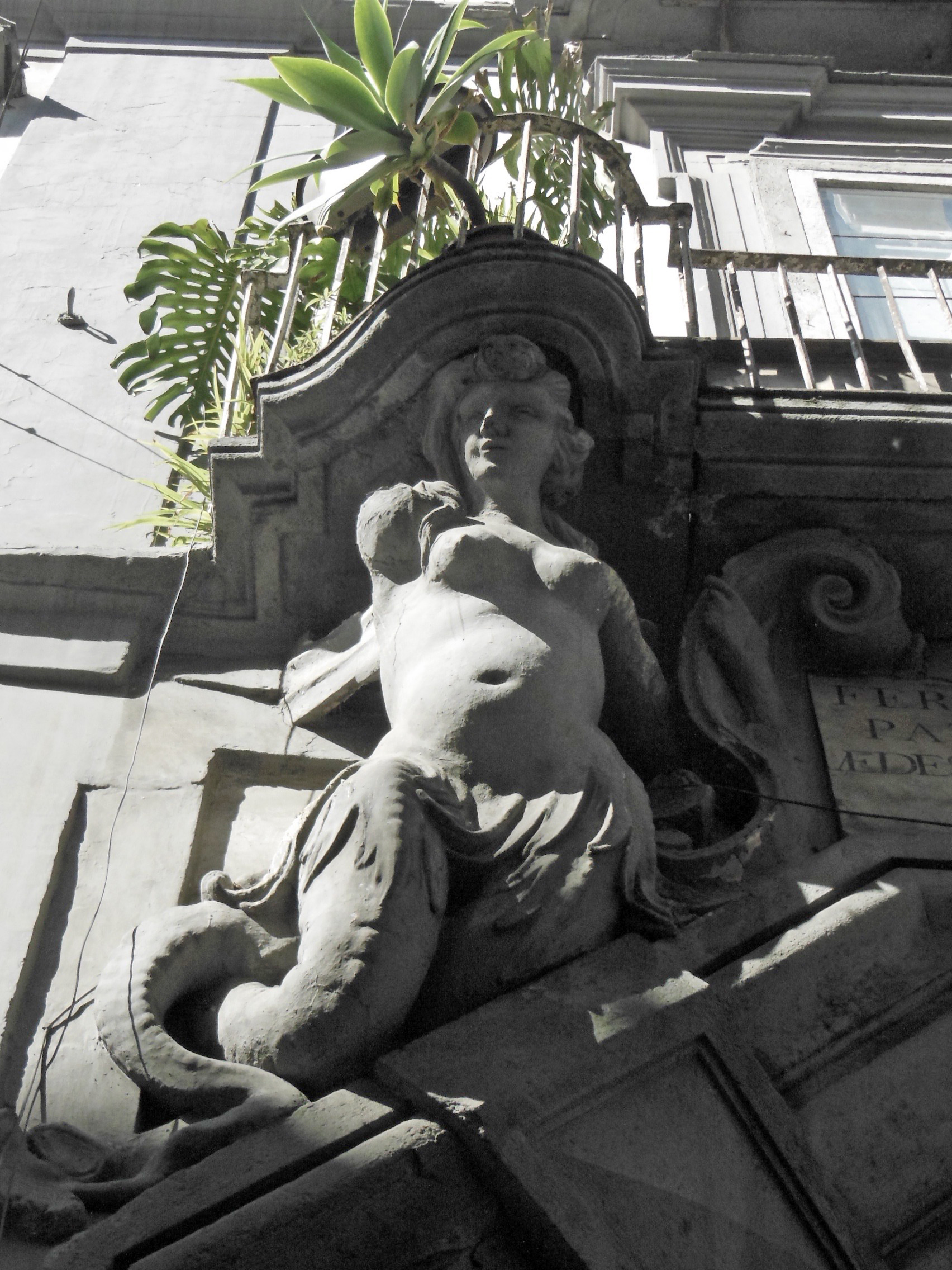 MM, Napoli, palazzo Sanfelice (rione Sanità), particolare di uno dei due portali, 2017, fotografia digitale