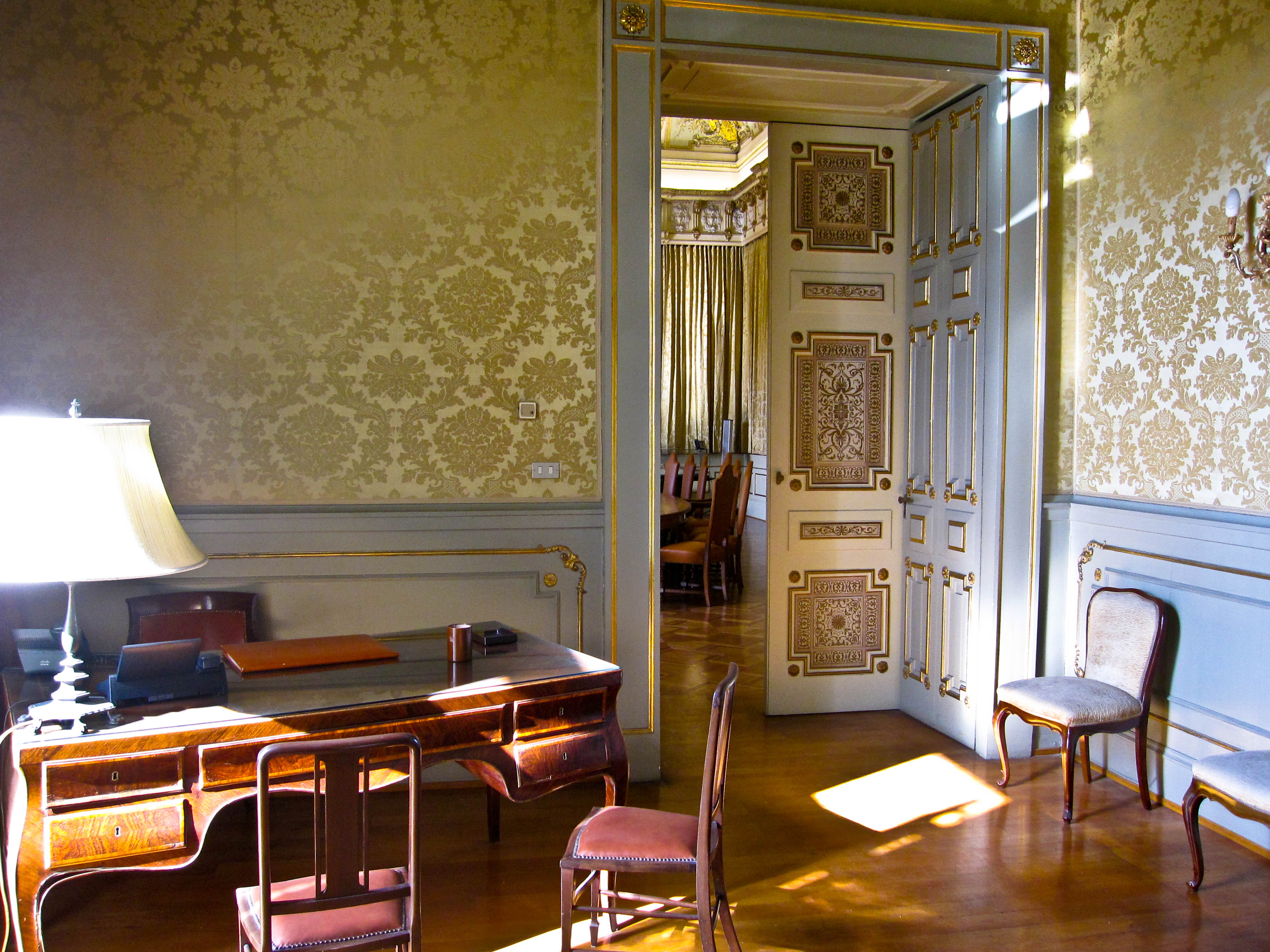 Armando Mancini, Palazzo Sirignano (Napoli) - particolare di una sala, 2010, fotografia digitale