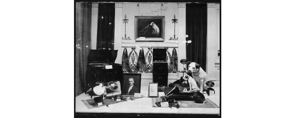 Autore non identificato, Vetrina della T. Eaton Co. Ltd. Toronto, 1871-1930, fotografia in bianco e nero, 20x25 cm, Library of Congress - Washington (DC)