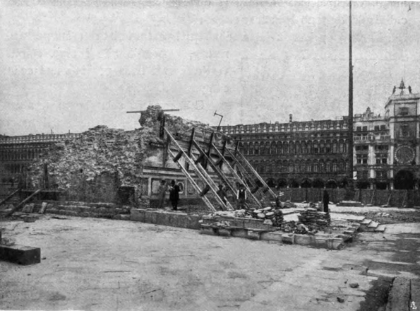 Fotografo non identificato, L'area sgombrata dopo il crollo del campanile di San Marco, 1902, fotografia analogica