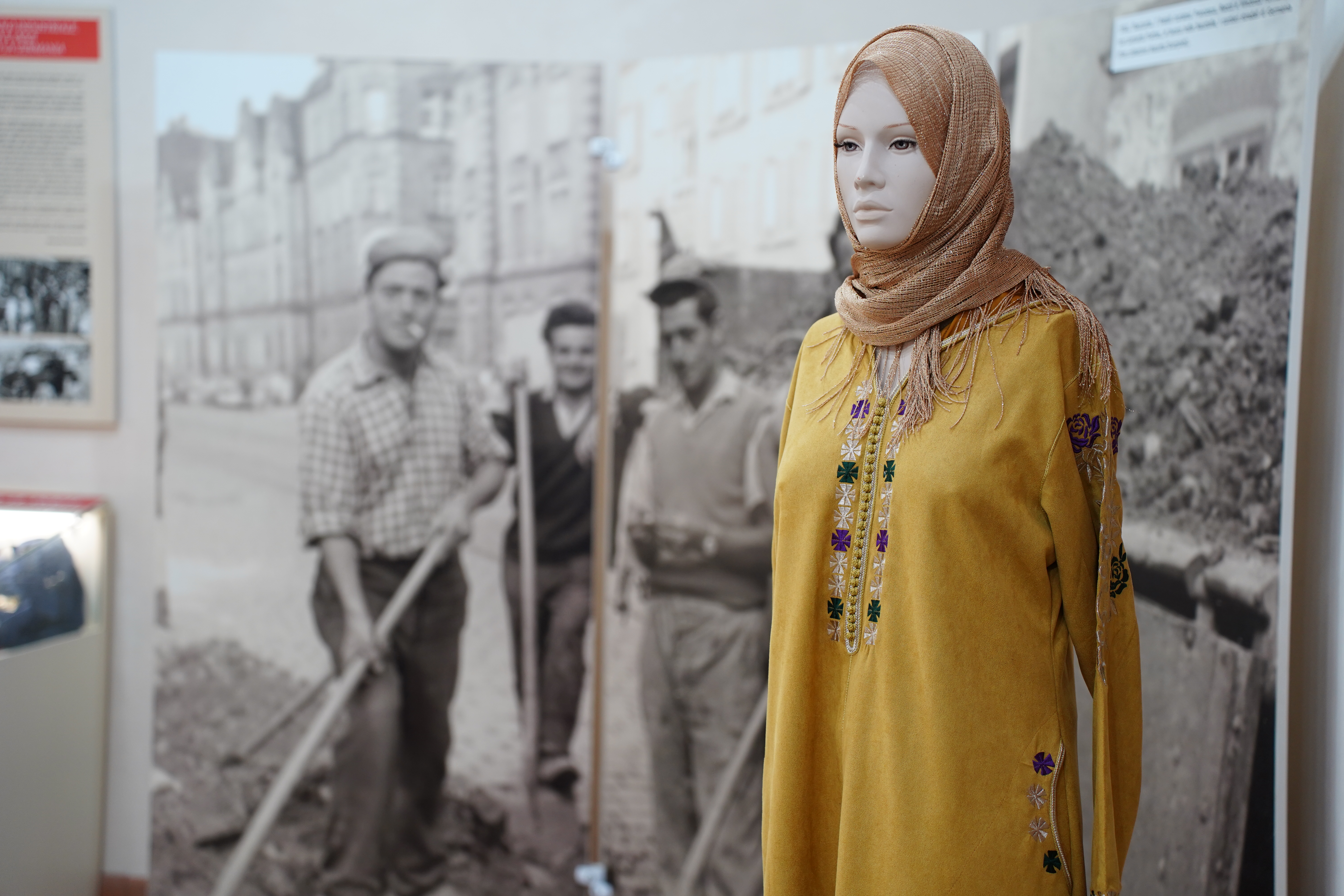 Lorenzo Russo - Museo civico del Mare, Sala delle Migrazioni e de Cammini, interni, 2025, fotografia digitale