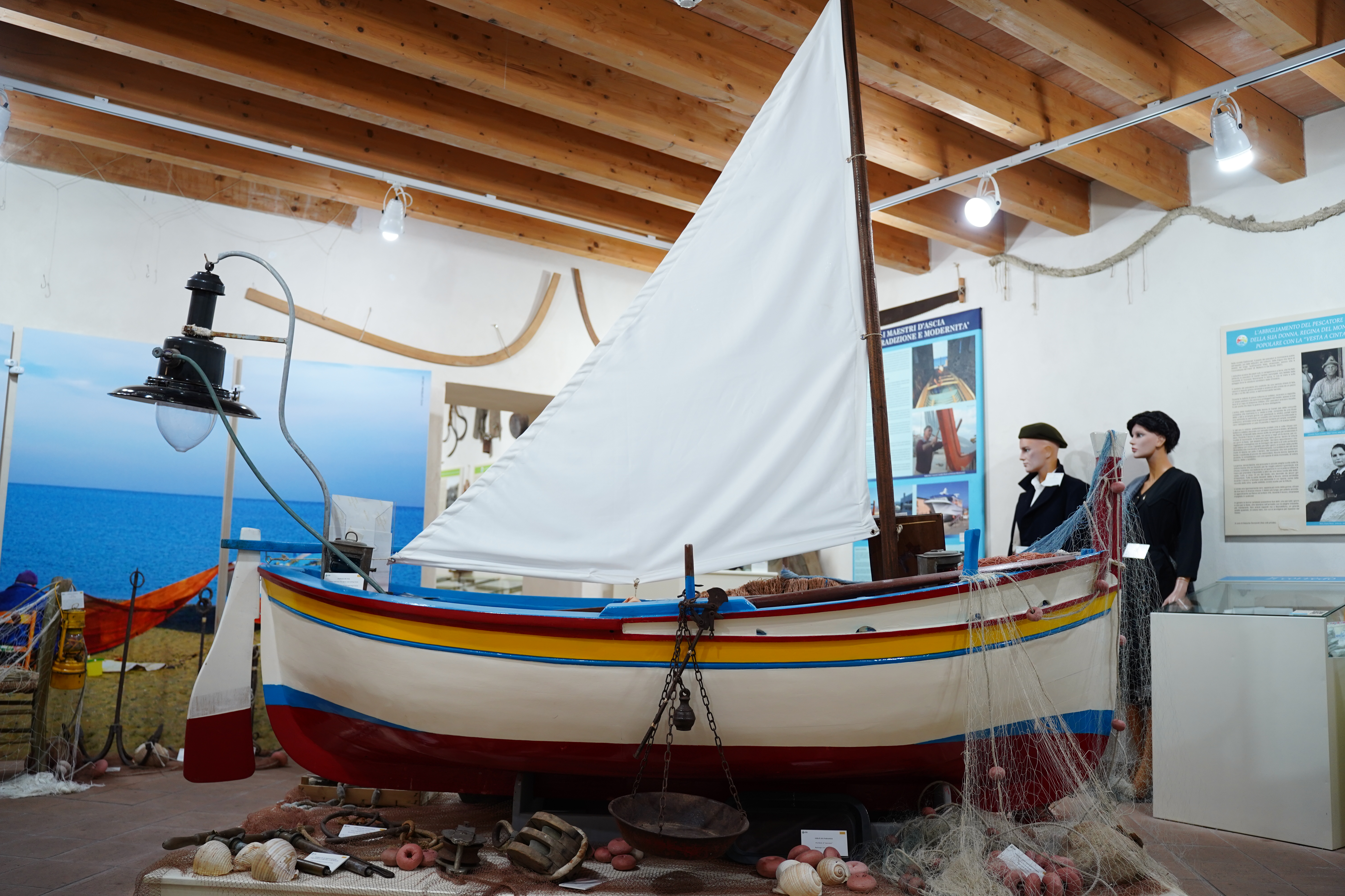 Lorenzo Russo - Museo civico del Mare, Sala del Mare e delle Culture Medieterranee, Le donne del Mare, interni, 2025, fotografia digitale