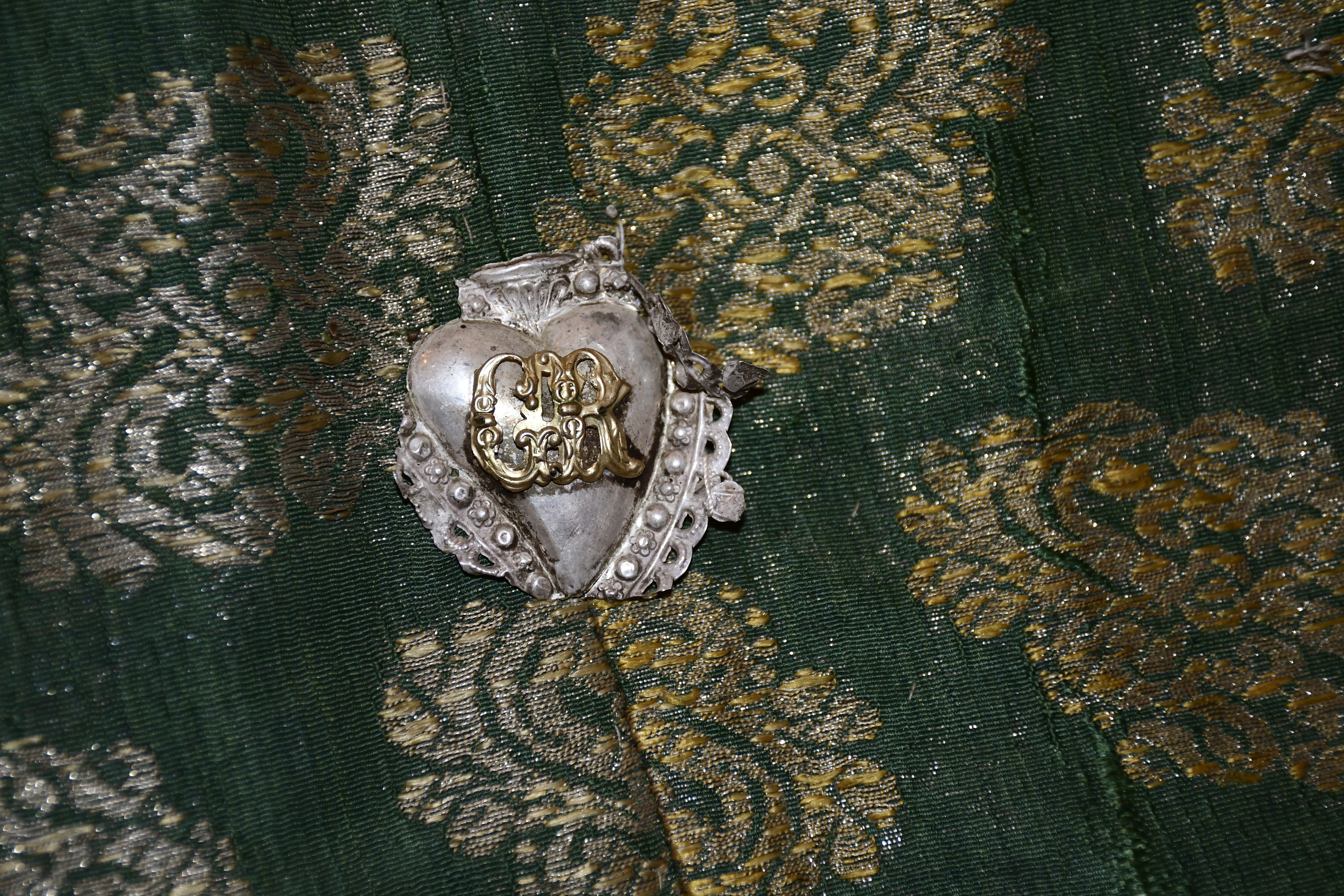 Bianka Myftari, Pacentro – Ex voto: cuore d’argento fissato sull’abito della statua, Chiesa della Madonna di Loreto, 2024, fotografia digitale