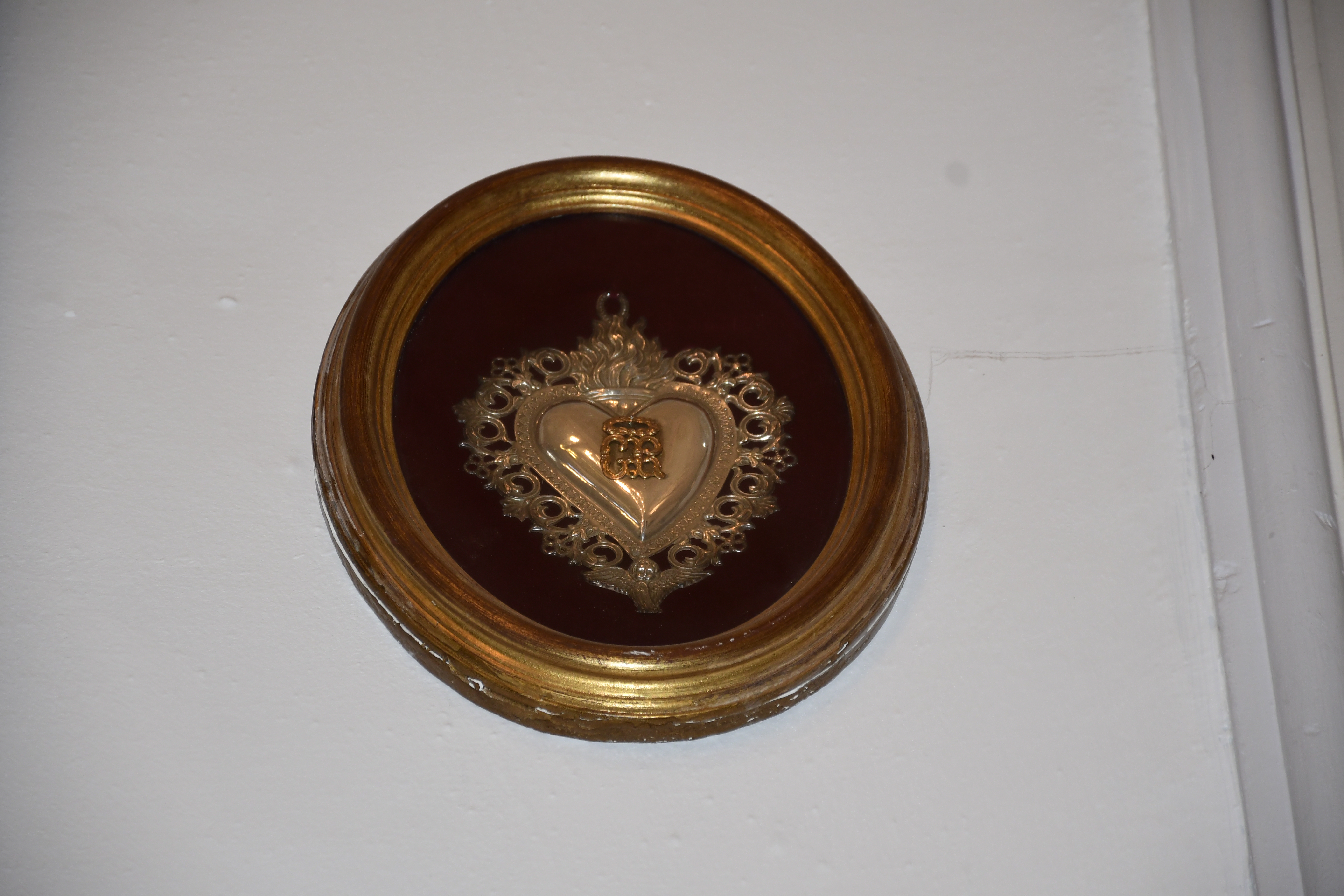 Bianka Myftari, Pacentro – Ex voto: cuore d’argento, Chiesa della Madonna di Loreto, 2024, fotografia digitale