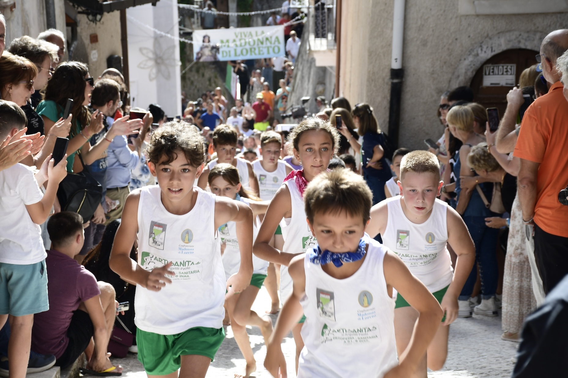Bianka Myftari, Pacentro – Zingarelli durante la Corsa, 2024, fotografia digitale
