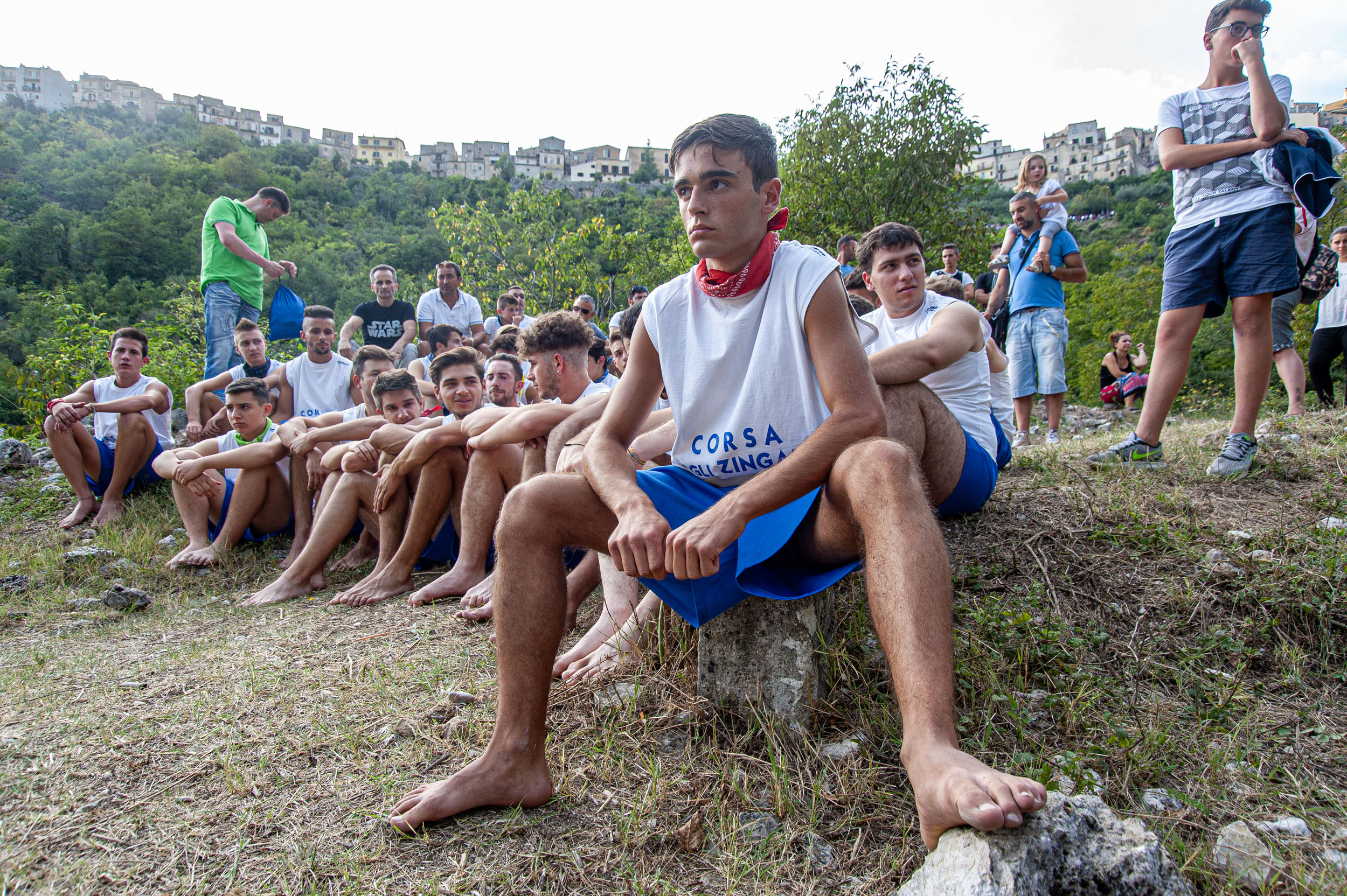 Roberto Monasterio, Pacentro – Zingari prima della partenza: l’appello, 2016, fotografia digitale