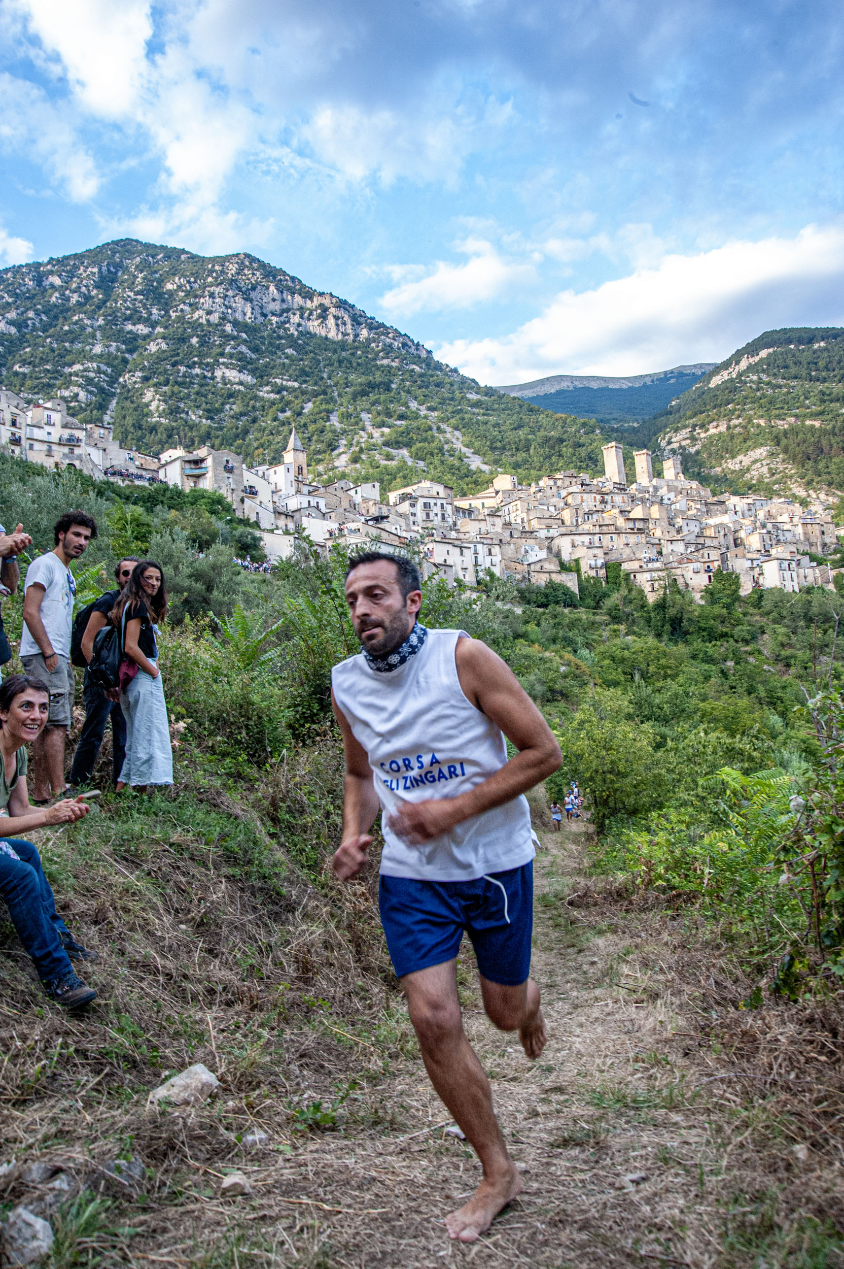 Roberto Monasterio, Pacentro – Zingaro durante la Corsa, 2016, fotografia digitale