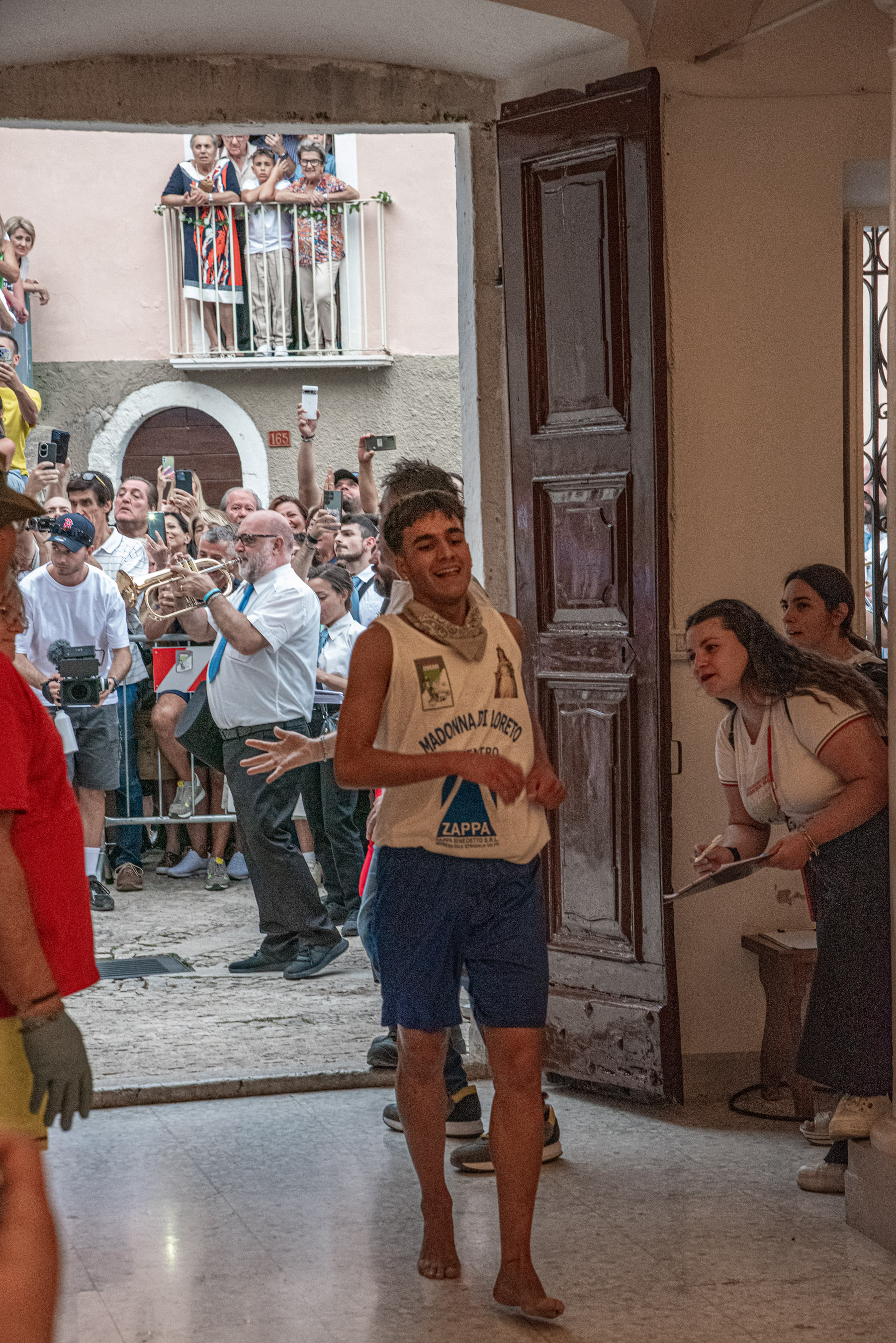 Roberto Monasterio, Pacentro – Ingresso in chiesa del vincitore (Daniele Silvestri), 2024, fotografia digitale