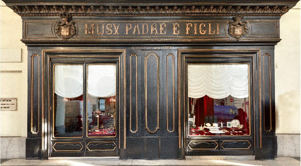 Musy Torino, già Musy padre e figli, gioielleria  Antica gioielleria dei Signori Musy padre e figli in via di Po n°3 Facciata realizzata da Perelli Andrea Ebanista