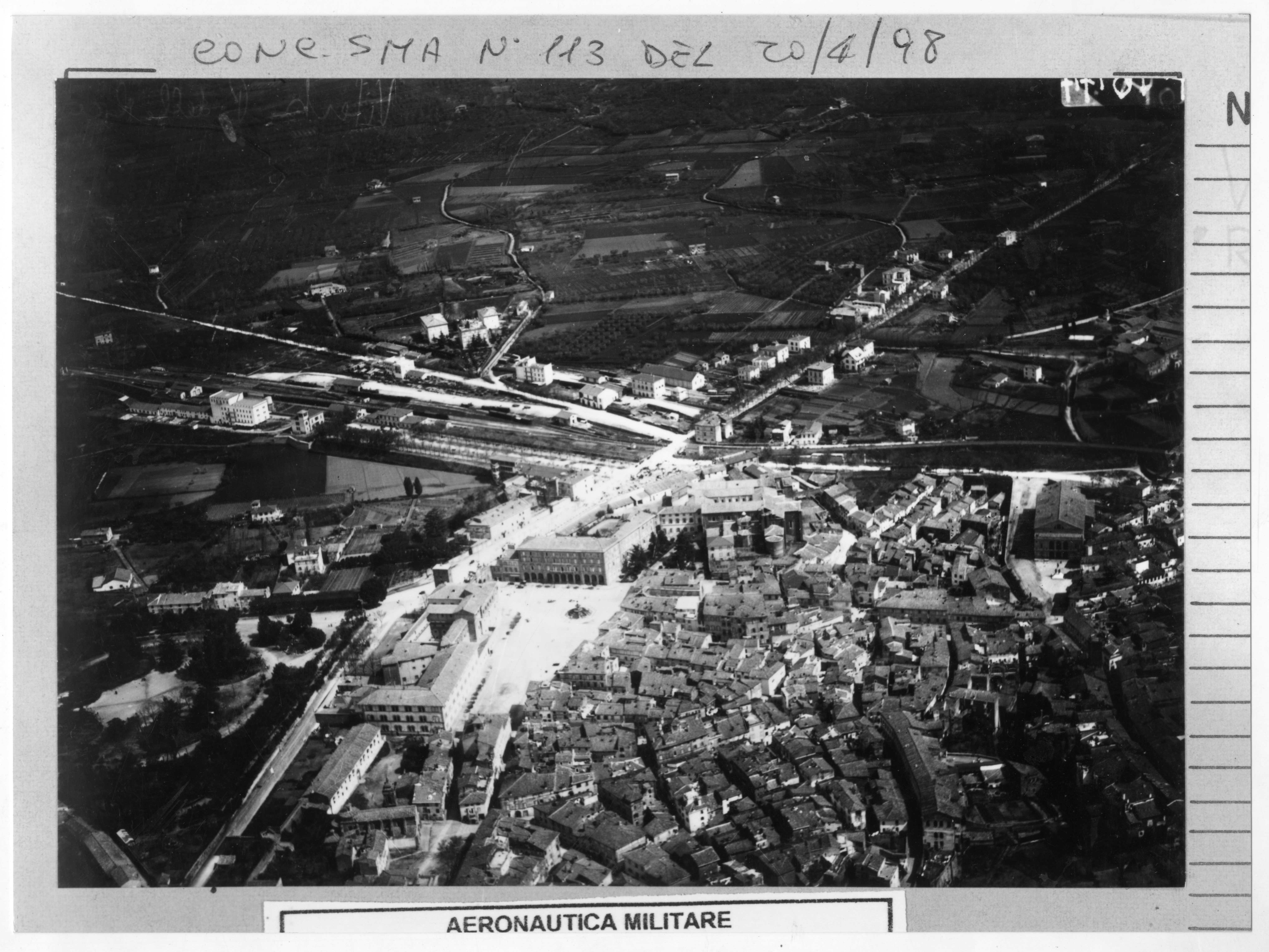 Fotografo non identificato, Viterbo - Paesaggio della città dall'alto, ripresa aerea in una foto prospettica dell’Aeronautica Militare, 1931, positivo, bn, MPI6117762