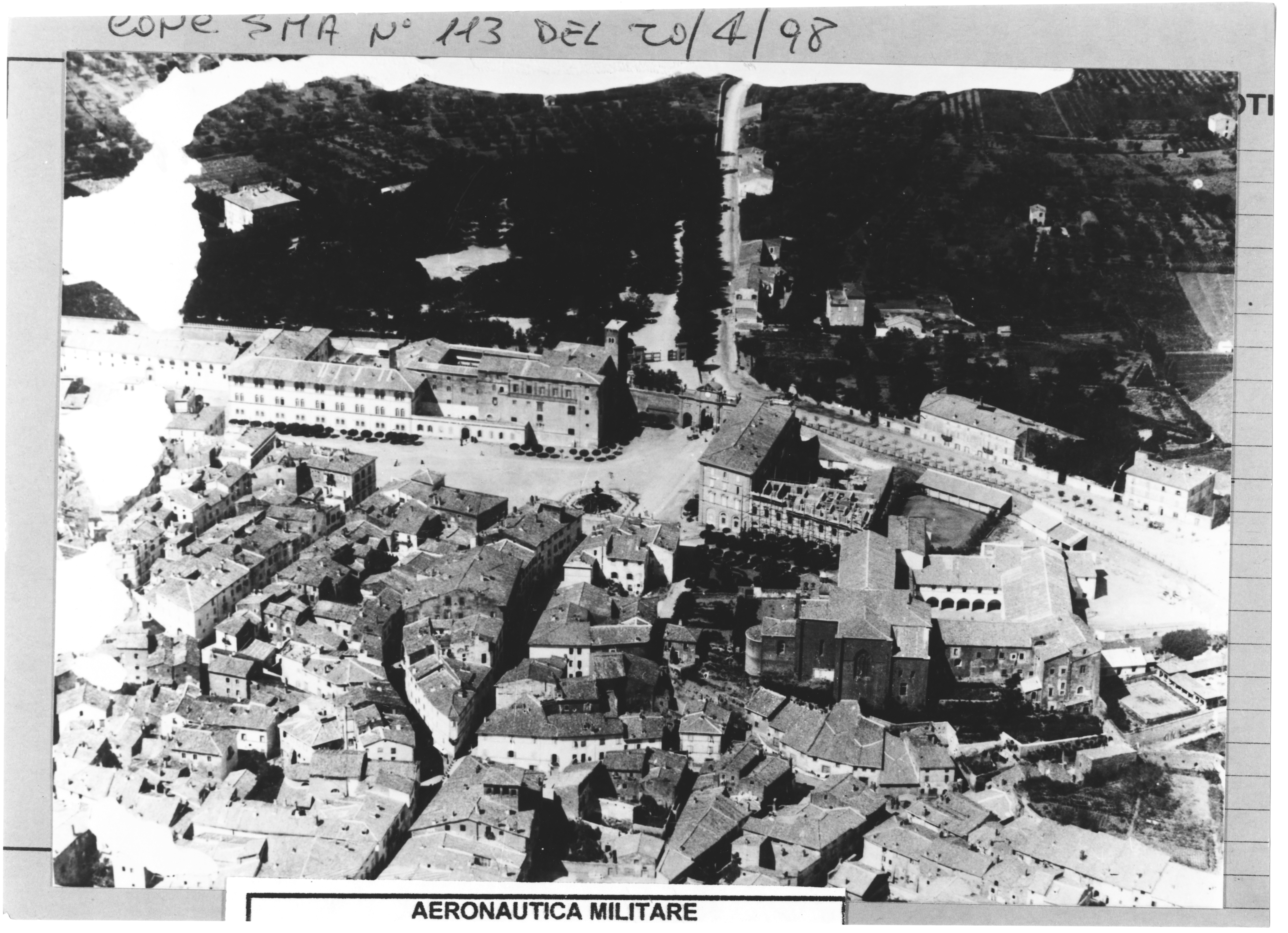Fotografo non identificato, Viterbo, Porta Fiorentina e piazza della Rocca, ripresa aerea in una foto prospettica dell’Aeronautica Militare, 1931, positivo, bn, negativo numero 277551