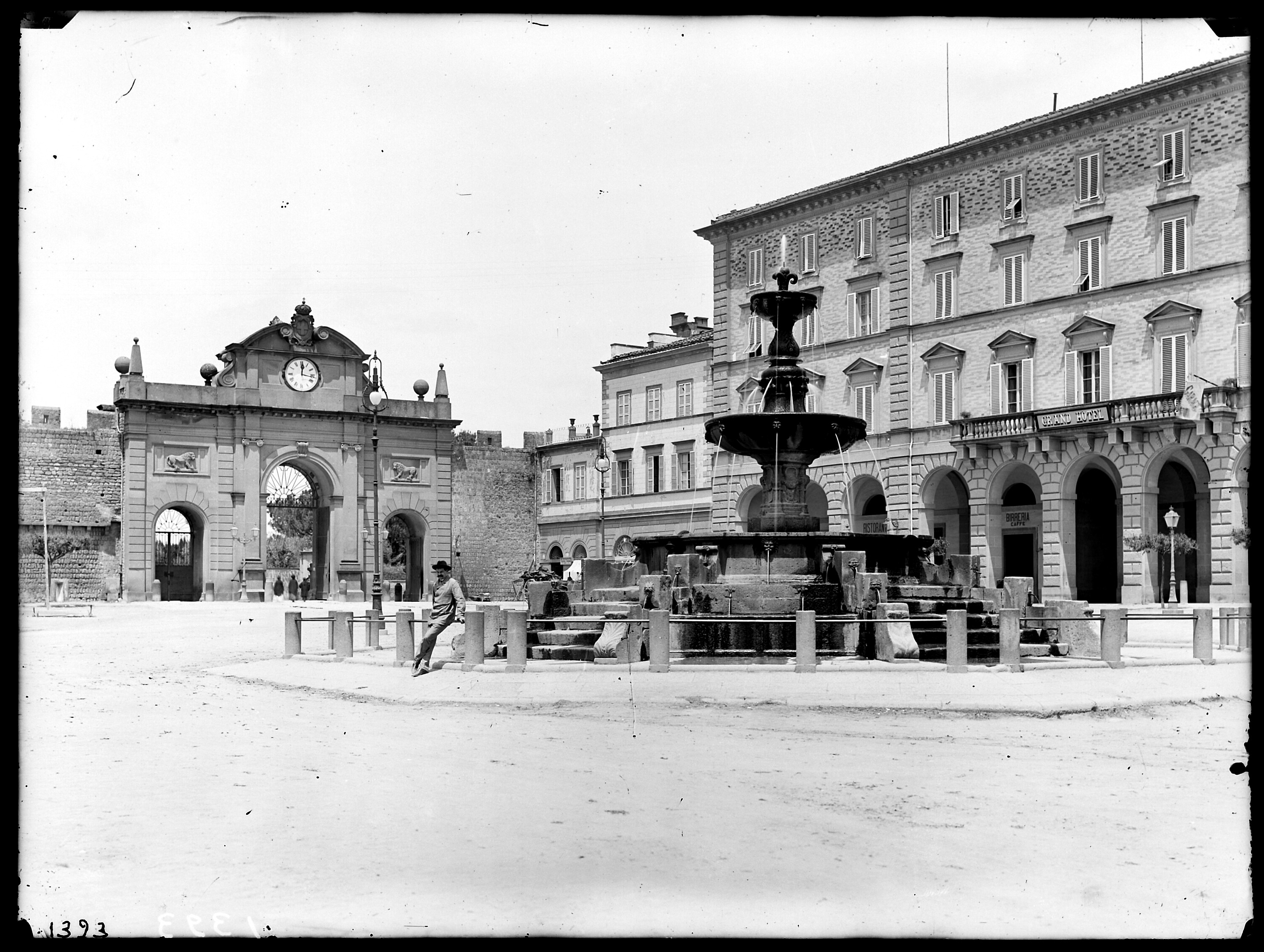 Giovanni Gargiolli, Viterbo Porta Fiorentina e la fontana di piazza della Rocca, 1904-1905, gelatina ai Sali d’argento, 18x24, E001393