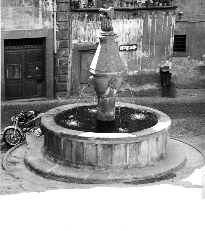 Fotografo non identificato, fontana - ambito viterbese (prima metà sec. XIII), 1200164495