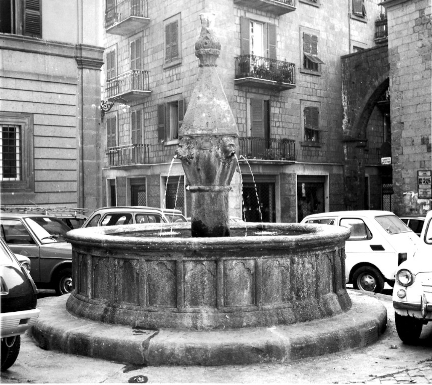 Fotografo non identificato, fontana - ambito viterbese (sec. XIII), 1200164500