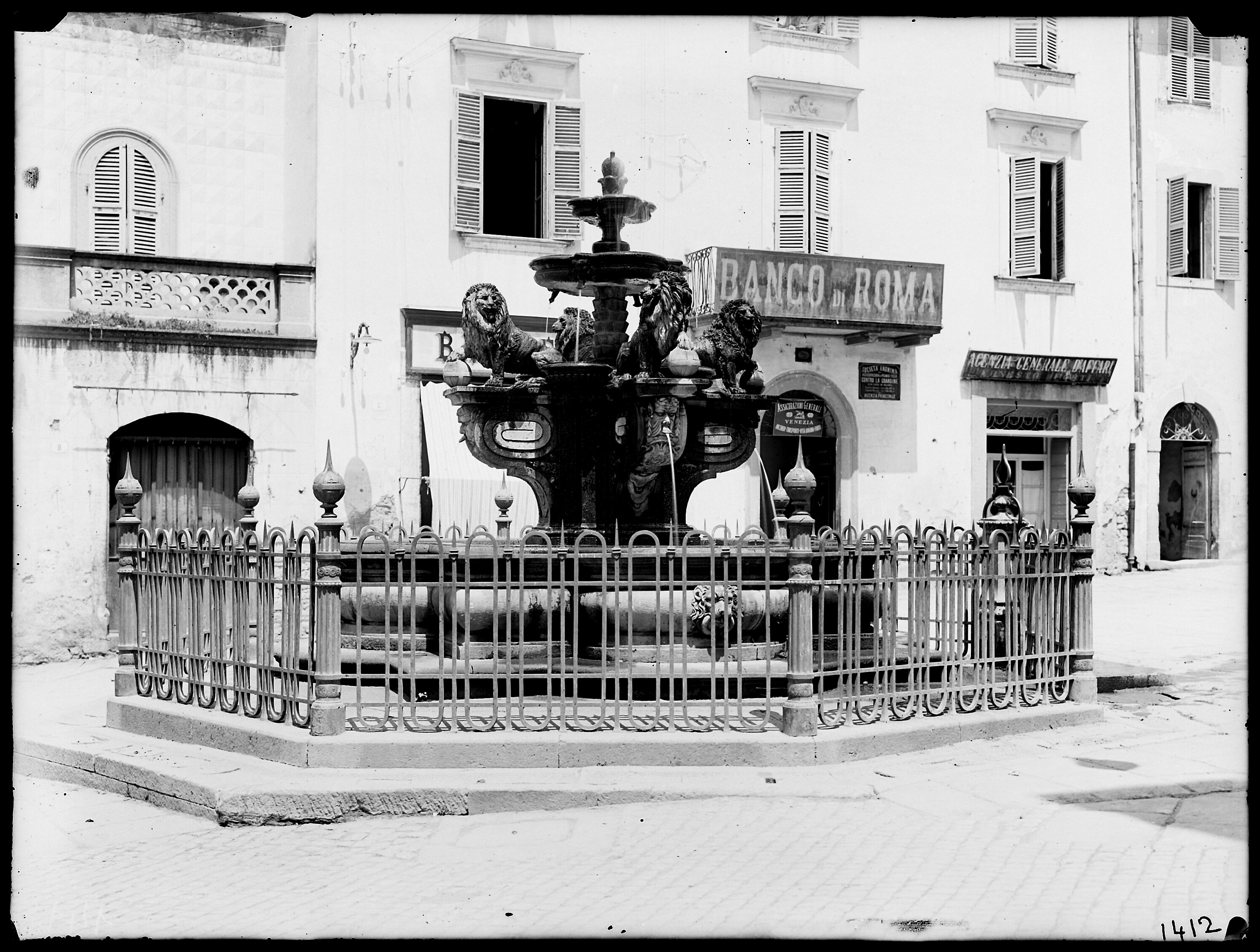 Giovanni Gargiolli, Viterbo – Piazza delle Erbe, fontana dei Leoni, 1904-1905, gelatina ai Sali d’argento, 18x24, E001412
