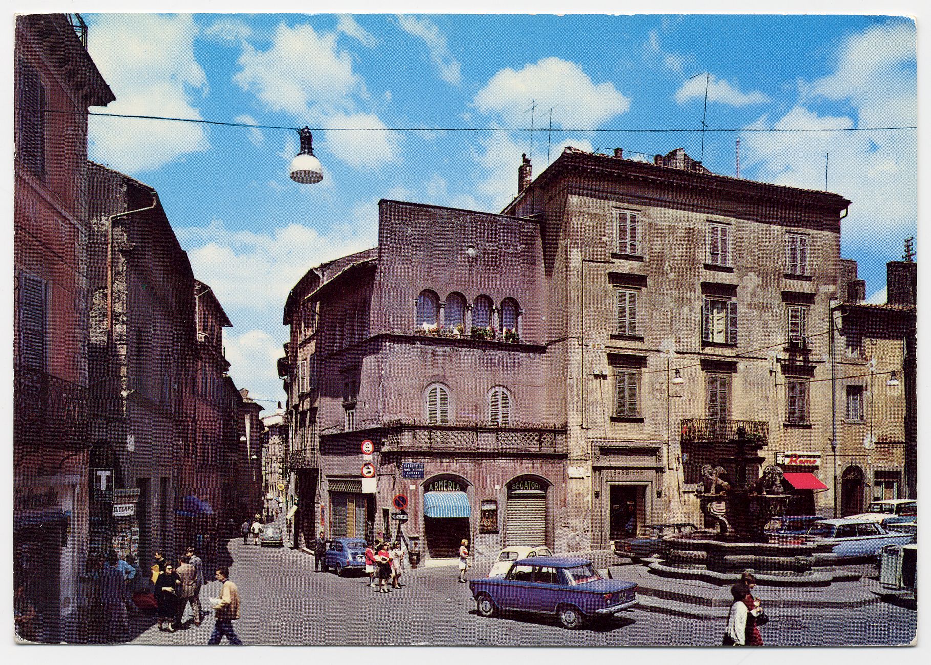 Fotografo non identificato, Viterbo – Piazza delle Erbe e corso Vittorio Emanuele, 1969, FFC012495