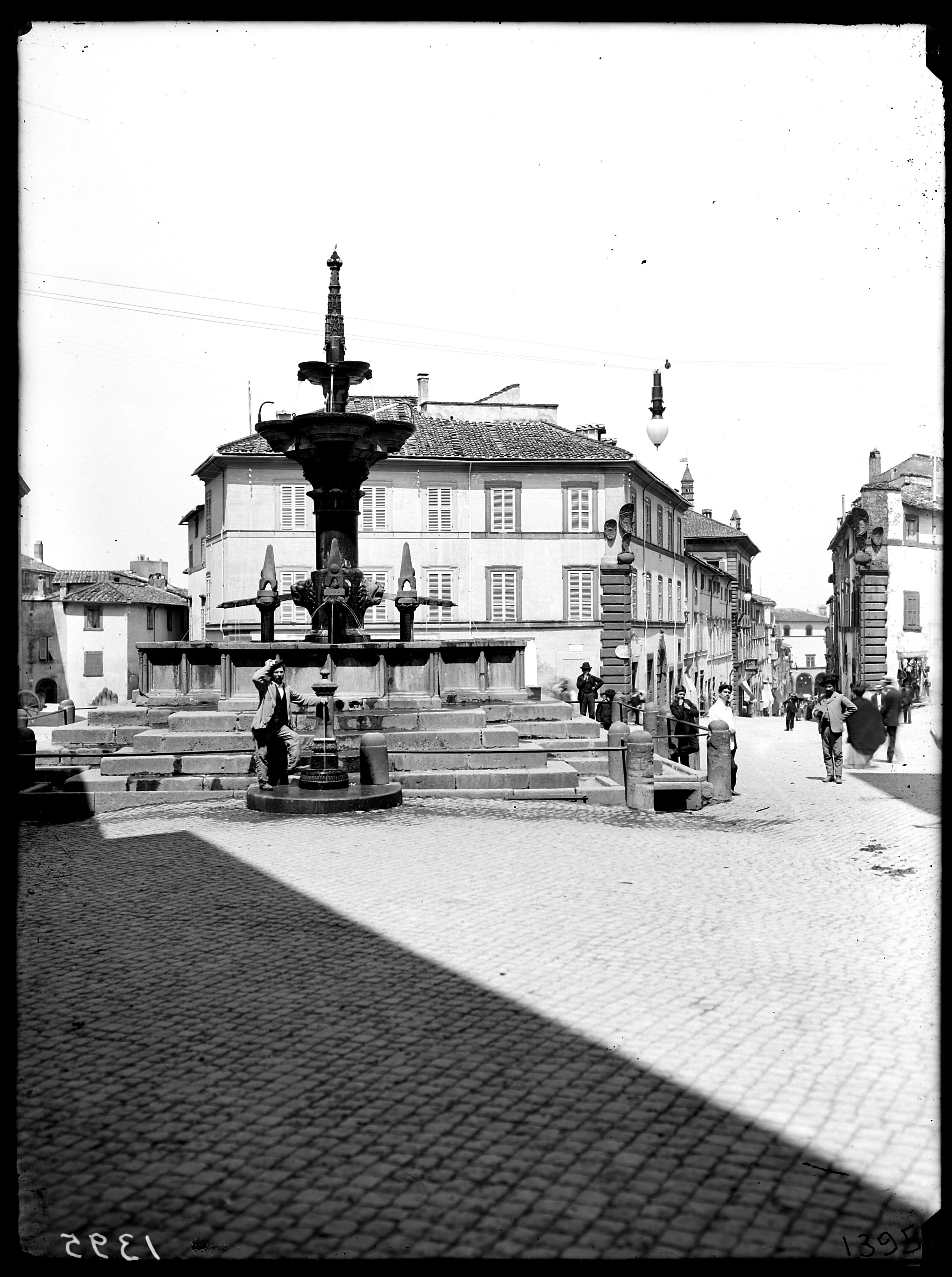Giovanni Gargiolli, Viterbo – Fontana Grande, 1904-1905, gelatina ai Sali d’argento, 18x24, E001395