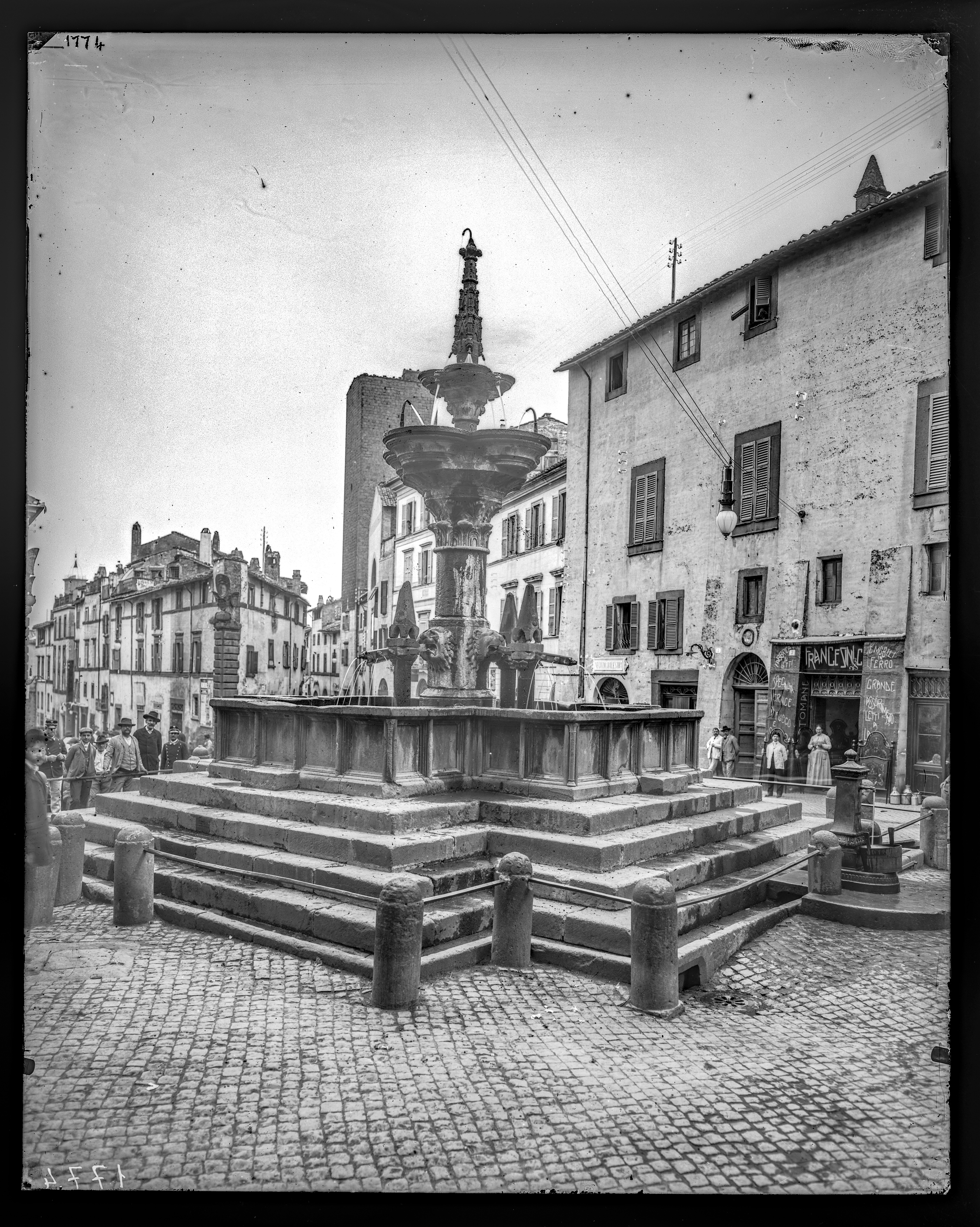 Giovanni Gargiolli, Viterbo – Fontana Grande, 1907-1908, gelatina ai Sali d’argento, 18x24, C001774